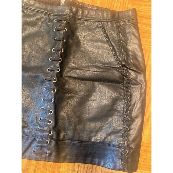 Blank NYC women's black faux leather y2k with braided side pockets mini skirt 28 - Picture 2 of 9